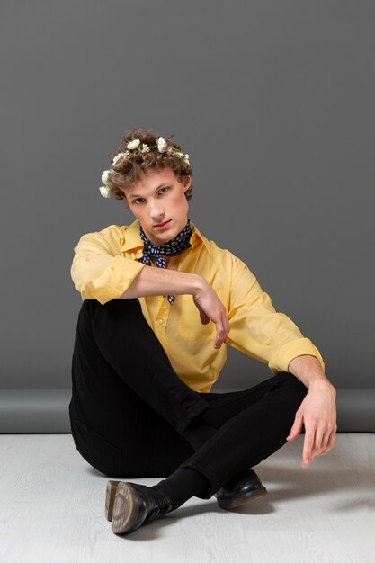 Retrato de hombre en camisa de moda con corona de flores