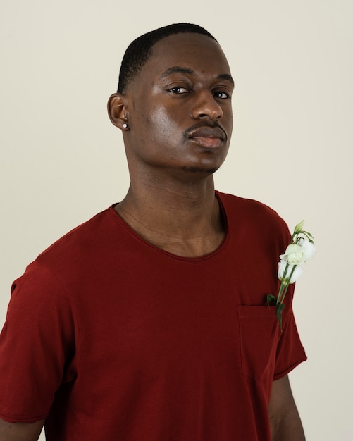Foto gratuita retrato de hombre con una camiseta con flores en el bolsillo del pecho
