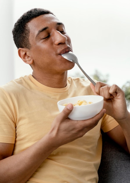 Retrato, hombre, en casa, comida