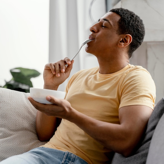 Retrato, hombre, en casa, comida