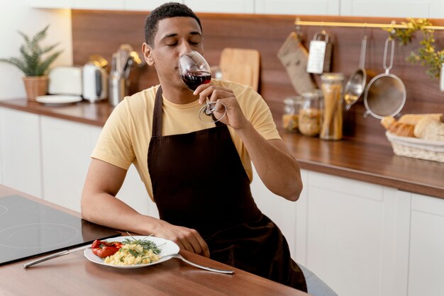 Retrato, hombre, en casa, comida