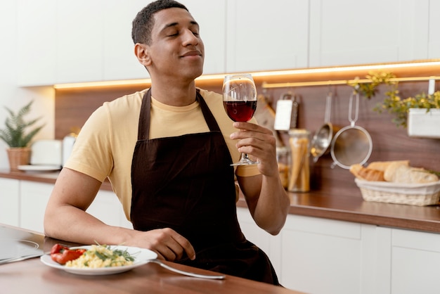 Retrato, hombre, en casa, comida