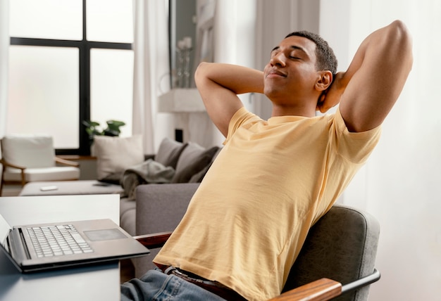 Retrato, hombre, en casa, relajante