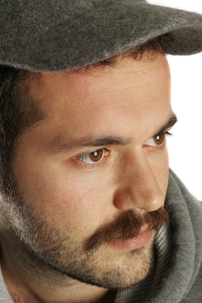 Retrato de hombre casual con bigote y gorra