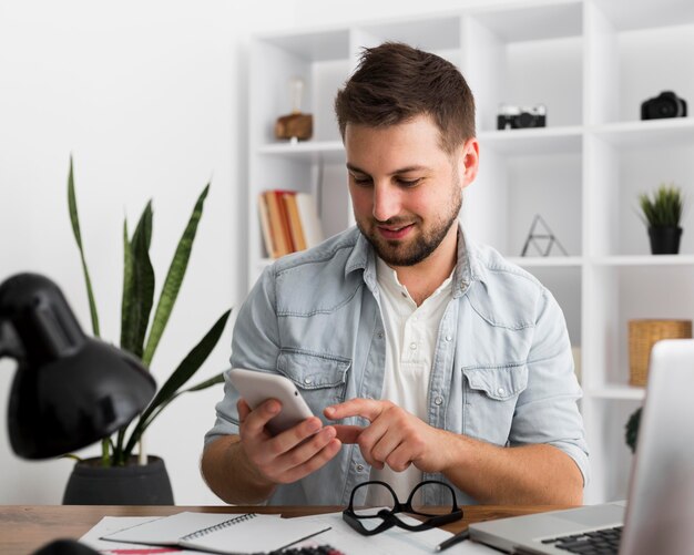 Retrato de hombre casual navegación teléfono móvil