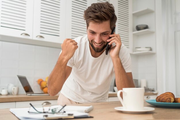 Retrato de hombre casual trabajando desde casa