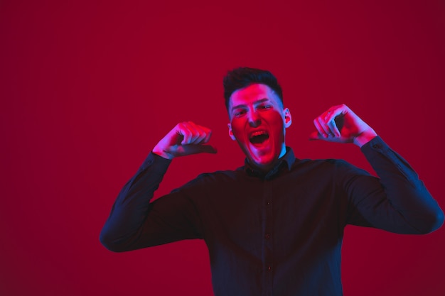 Foto gratuita retrato del hombre caucásico aislado en gradiente studio