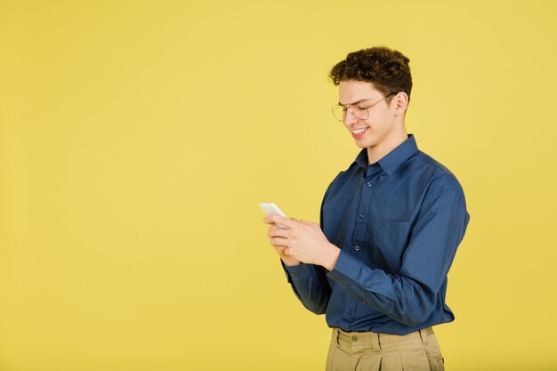 Retrato de hombre caucásico aislado en la pared amarilla con copyspace