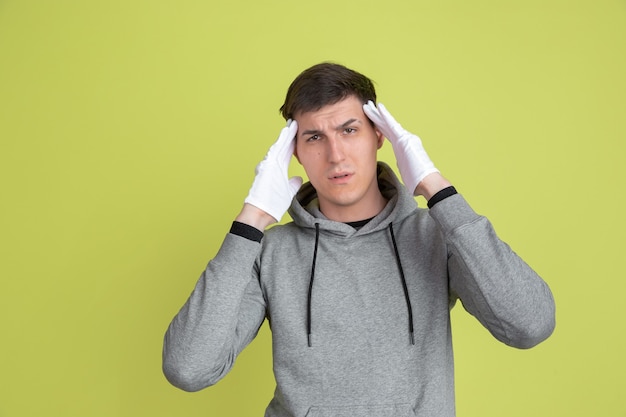 Retrato de hombre caucásico aislado en la pared amarilla del estudio