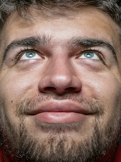 Foto gratuita retrato de hombre caucásico joven y emocional de cerca. modelo masculino con piel cuidada y expresión facial brillante. concepto de emociones humanas. sonriendo y se ve feliz.