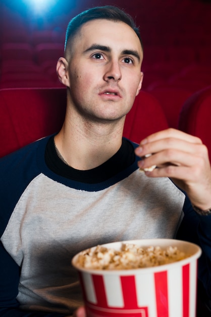 Foto gratuita retrato de hombre en el cine