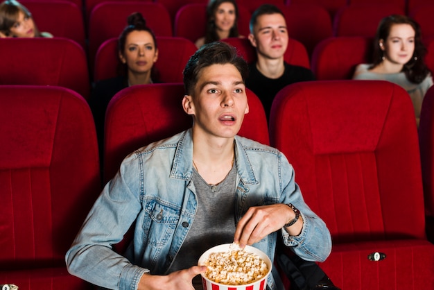 Foto gratuita retrato de hombre en el cine