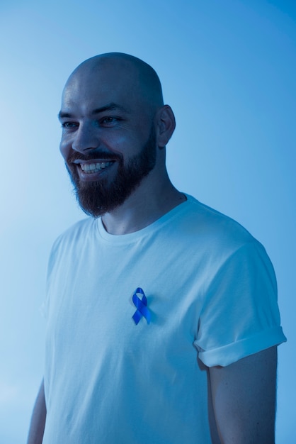 Foto gratuita retrato de hombre con cinta de cáncer de próstata