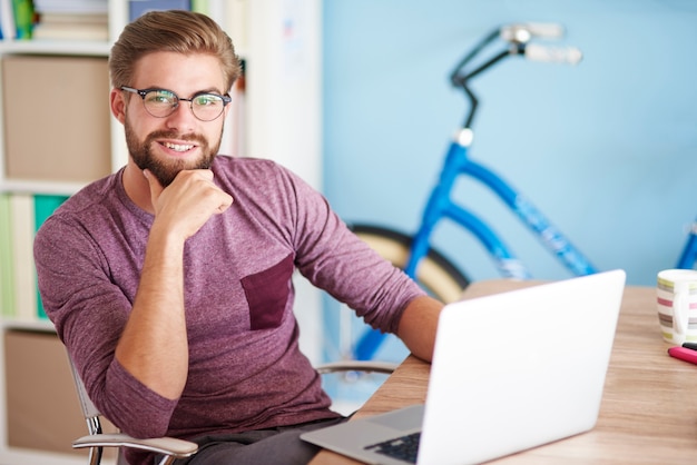 Retrato, de, un, hombre, con, computador portatil