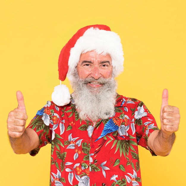 Retrato de hombre con concepto tropical y navideño