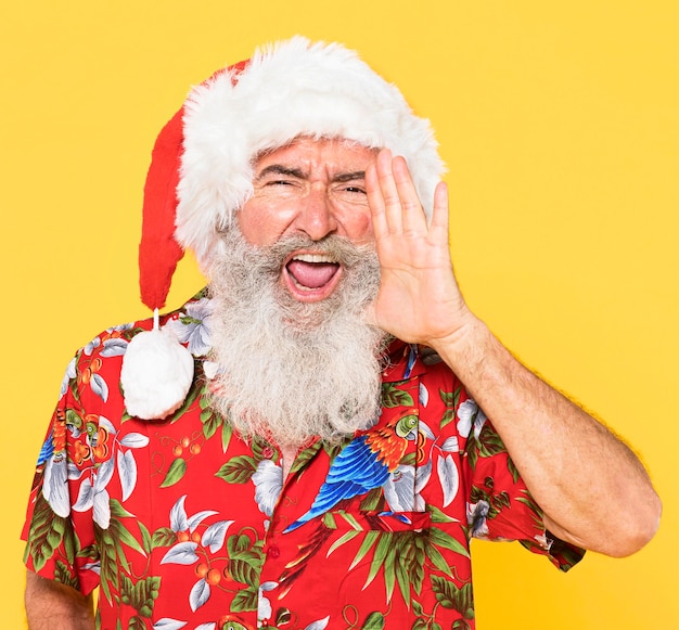 Foto gratuita retrato de hombre con concepto tropical y navideño