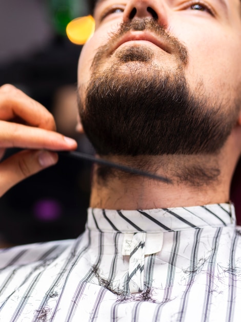 Foto gratuita retrato de hombre cortándose la barba