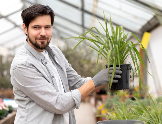 Retrato, hombre, cultivo de plantas