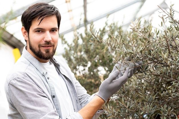 Foto gratuita retrato, hombre, cultivo de plantas