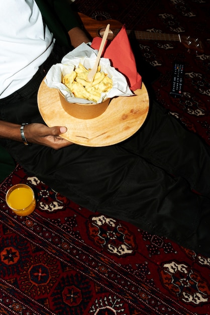 Foto gratuita retrato de hombre con un delicioso plato de poutine