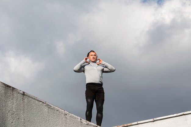 Retrato de hombre deportivo mirando a otro lado