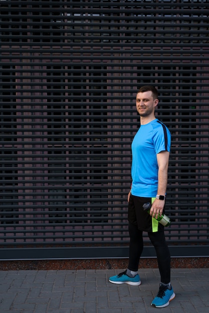 Foto gratuita retrato de hombre deportivo sobre fondo gris