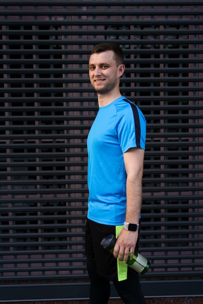 Foto gratuita retrato de hombre deportivo sobre fondo gris