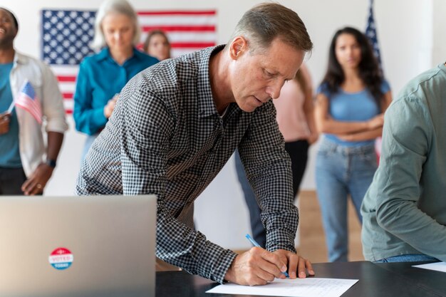 Retrato de hombre en el día de registro de votantes