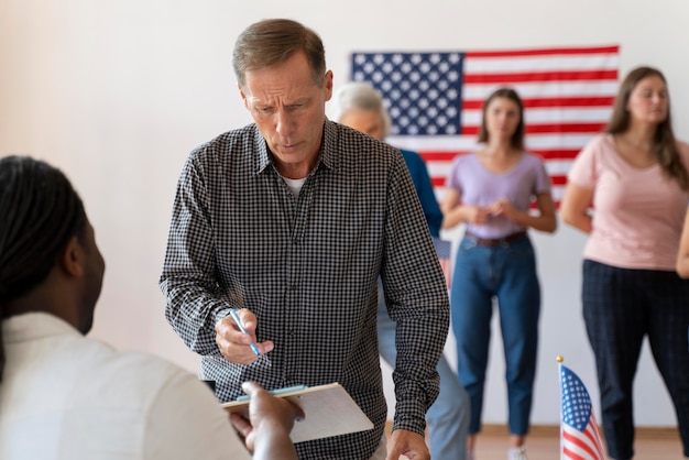 Foto gratuita retrato de hombre en el día de registro de votantes