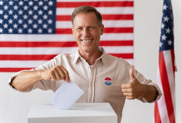 Retrato de hombre en el día de registro de votantes