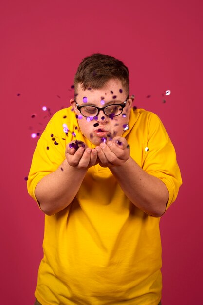 Retrato de hombre discapacitado con confeti