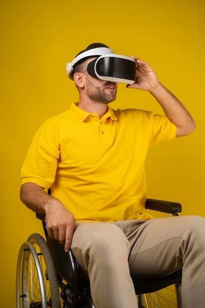 Foto gratuita retrato de hombre discapacitado en silla de ruedas con gafas vr