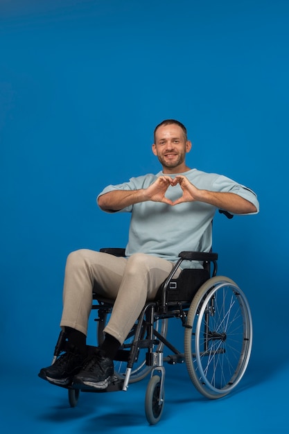 Retrato de hombre discapacitado en silla de ruedas