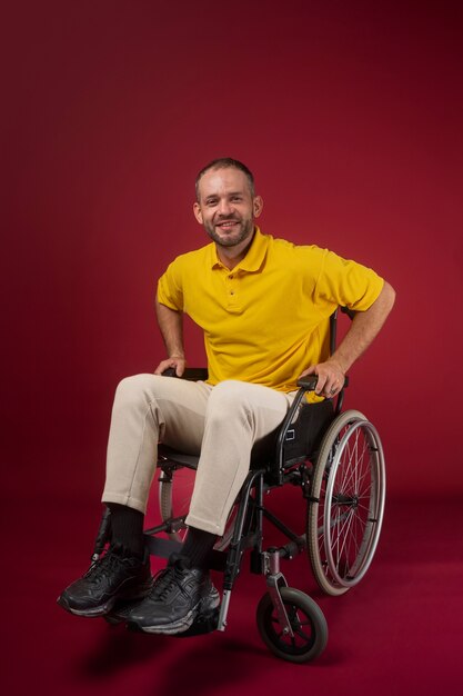 Retrato de hombre discapacitado en silla de ruedas