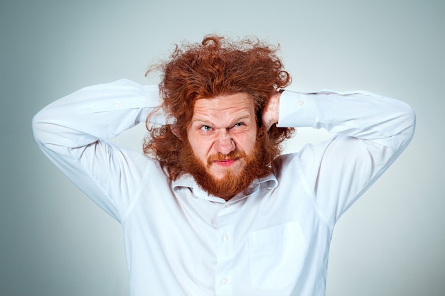 Foto gratuita el retrato del hombre disgustado