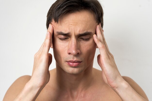 Retrato de un hombre con dolor de cabeza