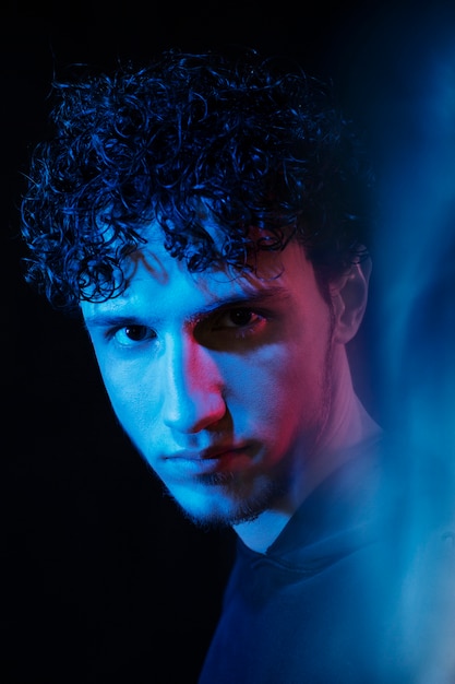 Retrato de hombre con efectos visuales de luces azules.