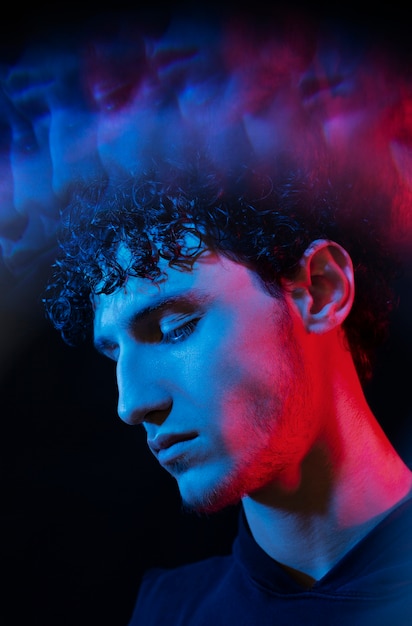 Retrato de hombre con efectos visuales de luces azules.