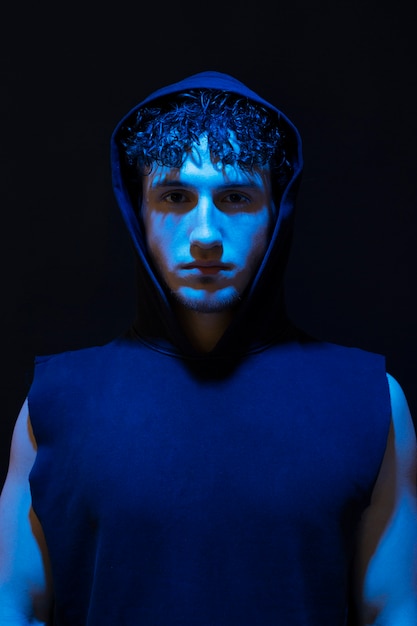 Foto gratuita retrato de hombre con efectos visuales de luces azules.