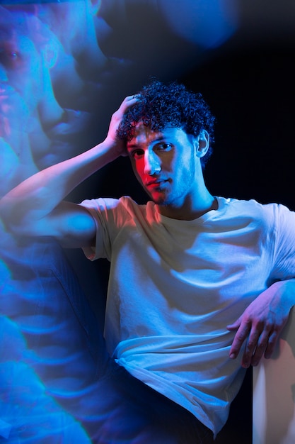 Retrato de hombre con efectos visuales de luces azules.