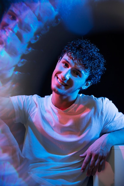 Foto gratuita retrato de hombre con efectos visuales de luces azules.