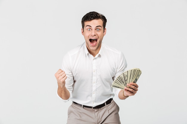 Retrato de un hombre emocionado alegre