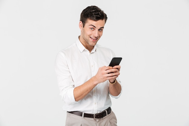 Retrato de un hombre emocionado feliz en camisa blanca