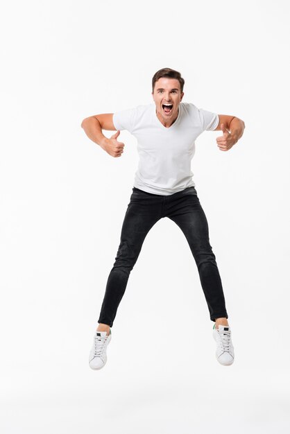 Retrato de un hombre emocionado feliz en camiseta