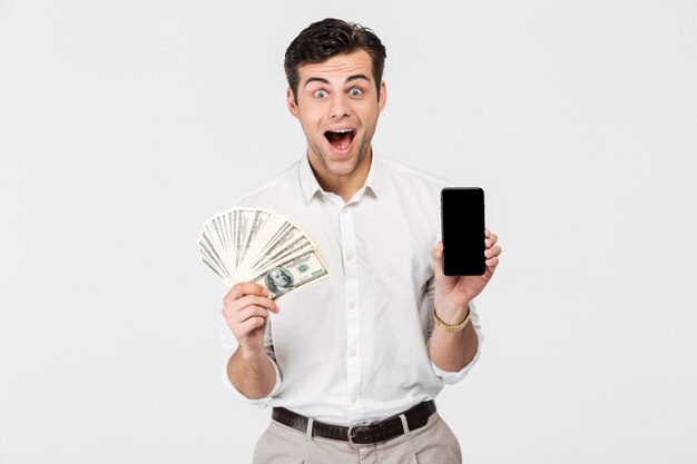 Retrato de un hombre emocionado sonriente