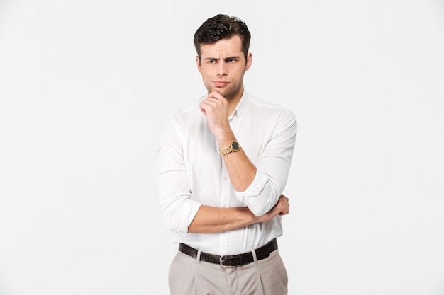 Foto gratuita retrato de un hombre encantador pensativo en camisa blanca