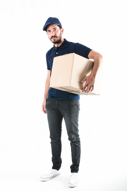 Retrato de un hombre de entrega con paquete