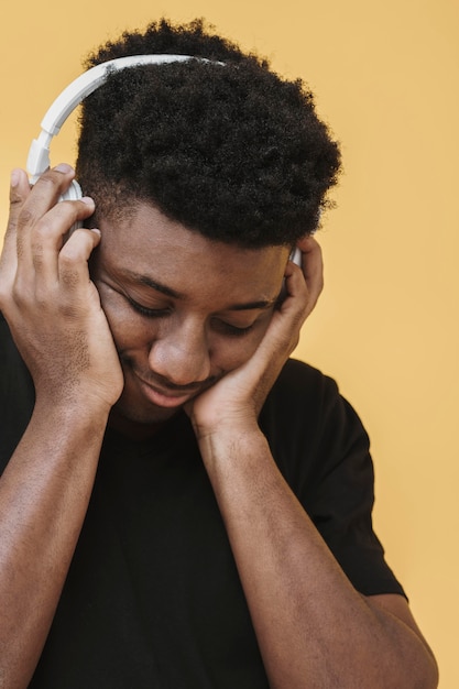 Retrato de hombre escuchando música con auriculares