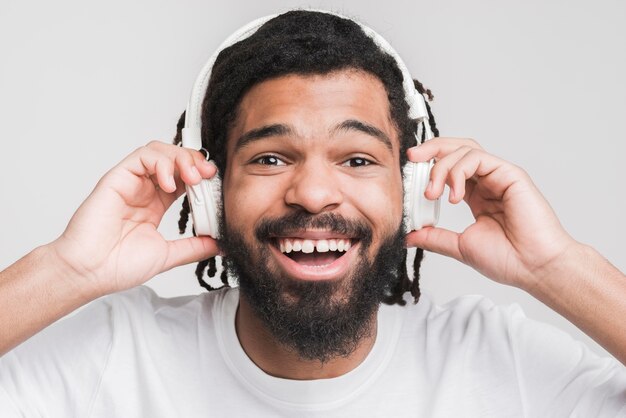 Retrato de un hombre escuchando música