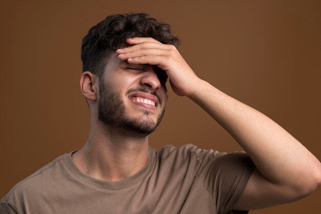 Retrato de hombre estresado tocando su frente